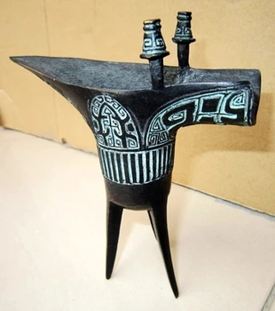 Antické bronzové výrobky, tri nohy, poháre na víno, fľaša vína, domáce dekorácie