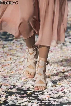 Talianske topánky s príslušnými tašky Vysoké podpätky flip-flop sandále 2020 Európska a Americká saténový pásik klinu náklonu crystal topánky