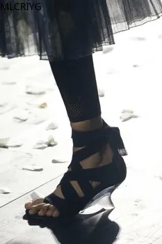 Talianske topánky s príslušnými tašky Vysoké podpätky flip-flop sandále 2020 Európska a Americká saténový pásik klinu náklonu crystal topánky