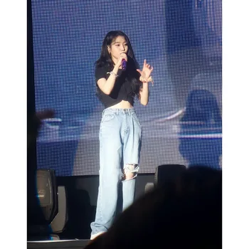 Li Zhien Jakarta koncert s čiernymi krátkymi spodnej uzol dizajn t-shirt roztrhané džínsy