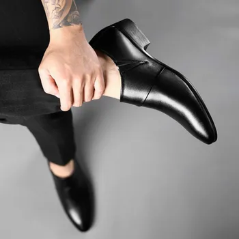 2020 Nových Obchodných Mužov Oxfords Topánky Súbor Nohy Black Brown Male Office Svadobné Poukázal pánske Kožené Topánky