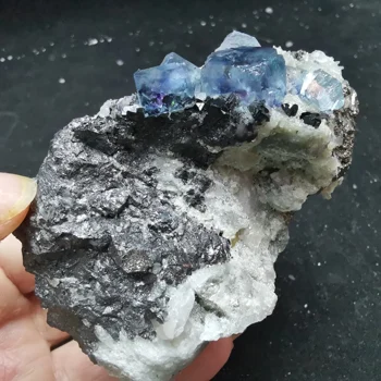 265gNatural modrá fialová fluorite a wolframite paragenesis vzorky minerálnych liečivých krištáľ dekoratívny QUARTZ GEM