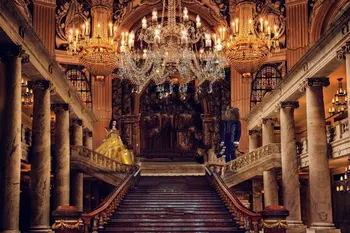 Krásy rozprávky sála schodisko luster zviera prostredí princezná belle deti strany pozadie