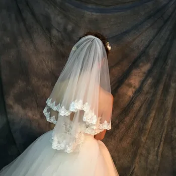 Svadobný závoj mäkkého tylu s hrebeňom a bielej čipky stuhou okraji žena fotografie dekorácie