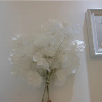 Biele svadobné rekvizity fáze pozadí dekorácie kvet Biely umelý ginkgo biloba Biele listy 4 farby