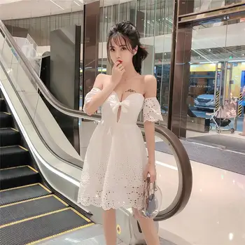 Nový Sexy Biele Šaty bez Ramienok V-krku Čalúnená Tvárny Späť Ženy Lete Off-ramenný Fairy Mini Vestidos duté čipky tvaru späť