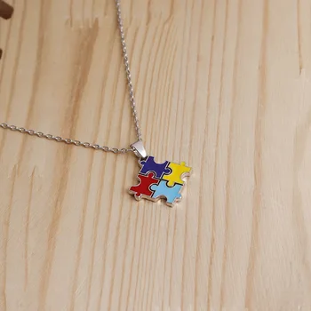 1 Smalt Farebné puzzle prívesok náhrdelník Cartoon Kawaii Kubických najlepší priateľ rodiny, darčekové farebné autizmus povedomia šperky