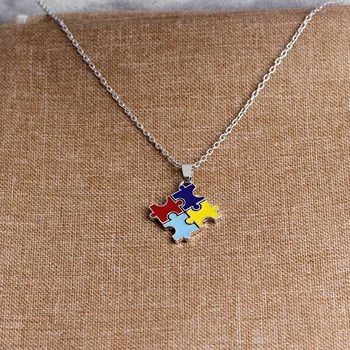 1 Smalt Farebné puzzle prívesok náhrdelník Cartoon Kawaii Kubických najlepší priateľ rodiny, darčekové farebné autizmus povedomia šperky