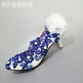 Stredný náklon modrá čipky čerpadlá topánky žena ručné sladké dizajn biely kvet royal čipky nášivka svadobné party tanec čerpadlá