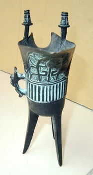 Antické bronzové výrobky, tri nohy, poháre na víno, fľaša vína, domáce dekorácie