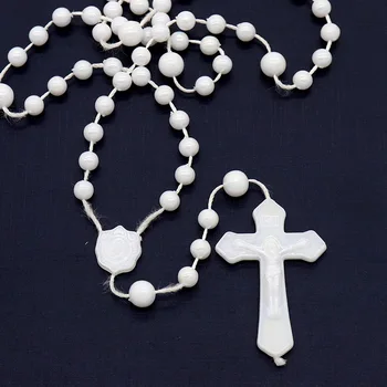 HeyMamba INRI Biele Plastové Korálkové Ježiš Kríž Náhrdelník Katolíckej Modlitby Slivka Kríž, Kríž Náhrdelník s Príveskom