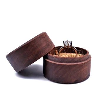 Orechové Drevo Šperky Box Zapojenie Svadobný Obrad Krúžok Skladovanie Návrh Prenosné Krúžok Držiak Rustikálny Snubný Prsteň Box