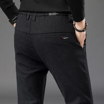 Jesenné a zimné kartáčovaný mužov bežné nohavice Malé rovno Slim-fit farbou hrubé oblečenie pre mužov módneho priemyslu nohavice